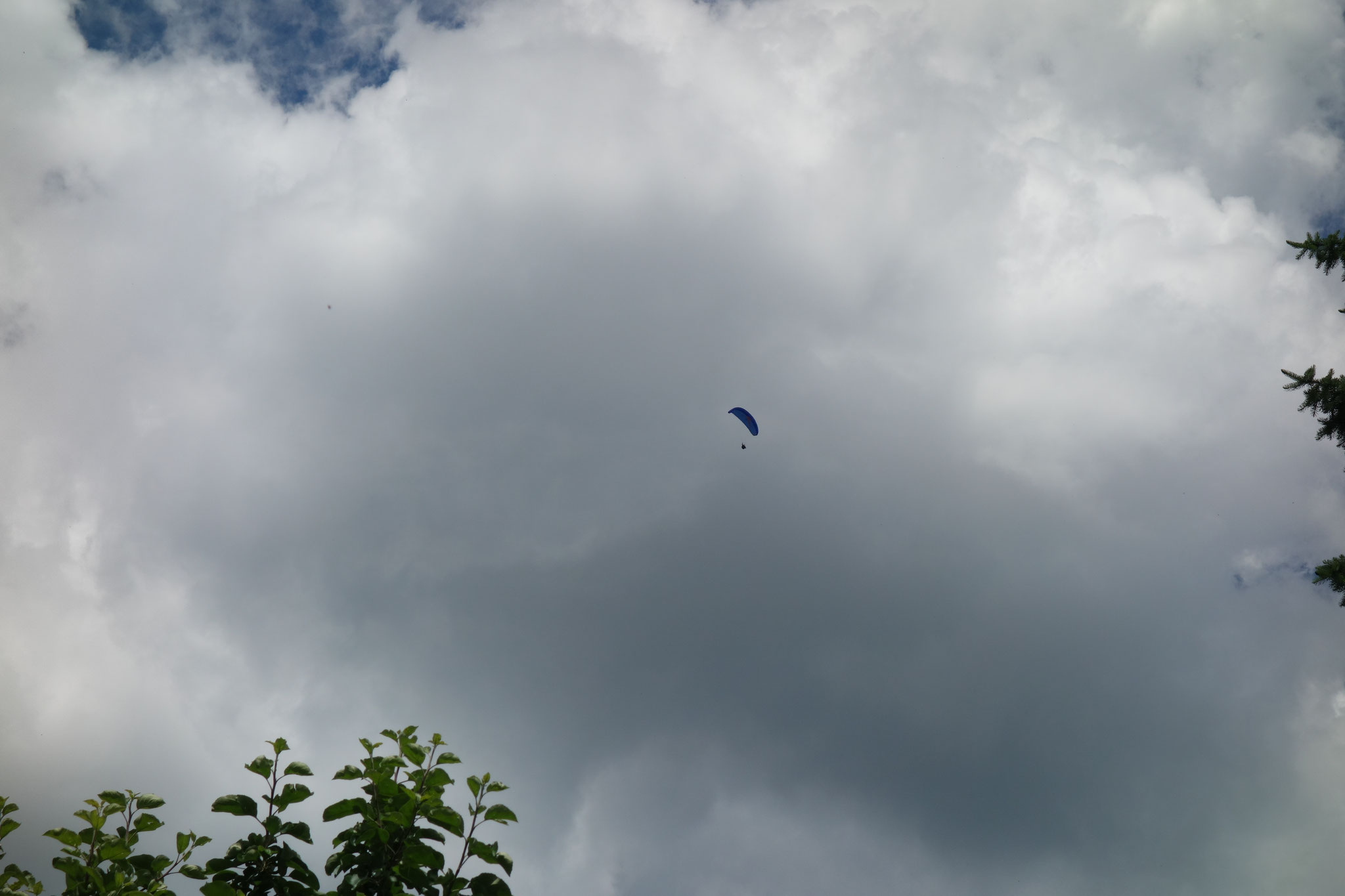 ein einsamer Paragleiter