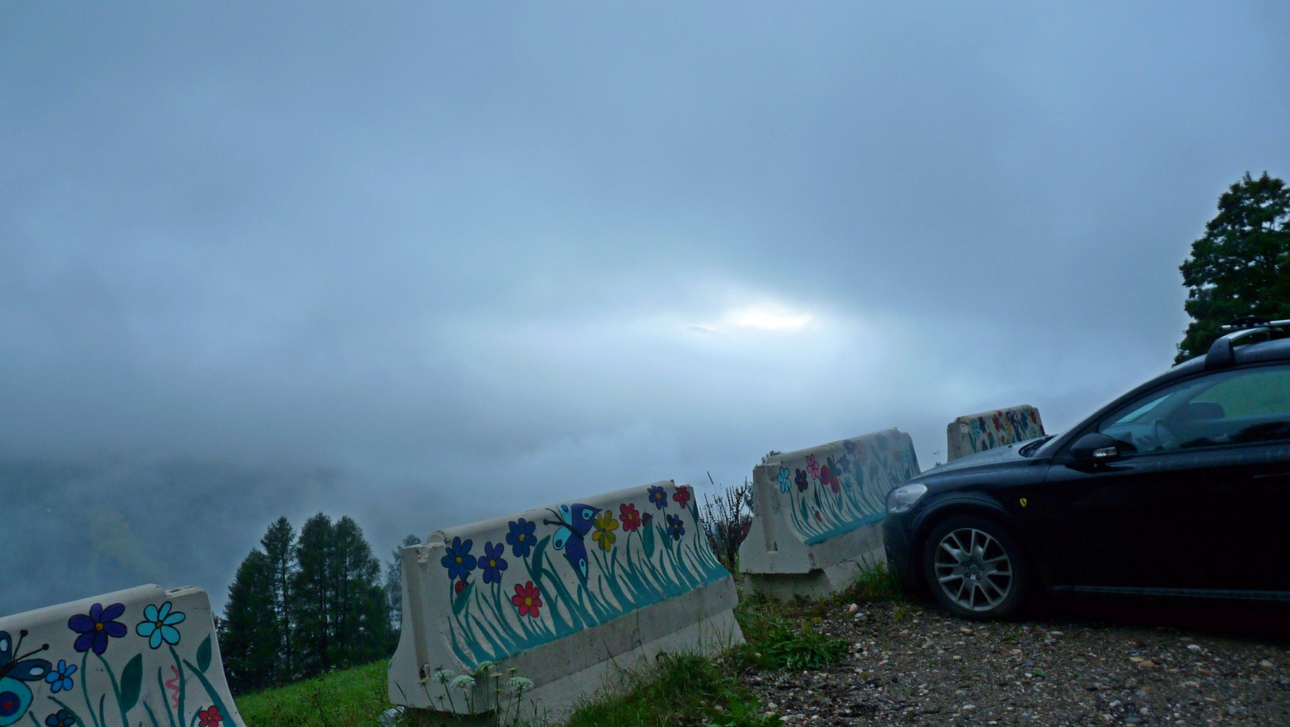 ein kleiner Sonnenstrahl schaut durch die Wolkendecke