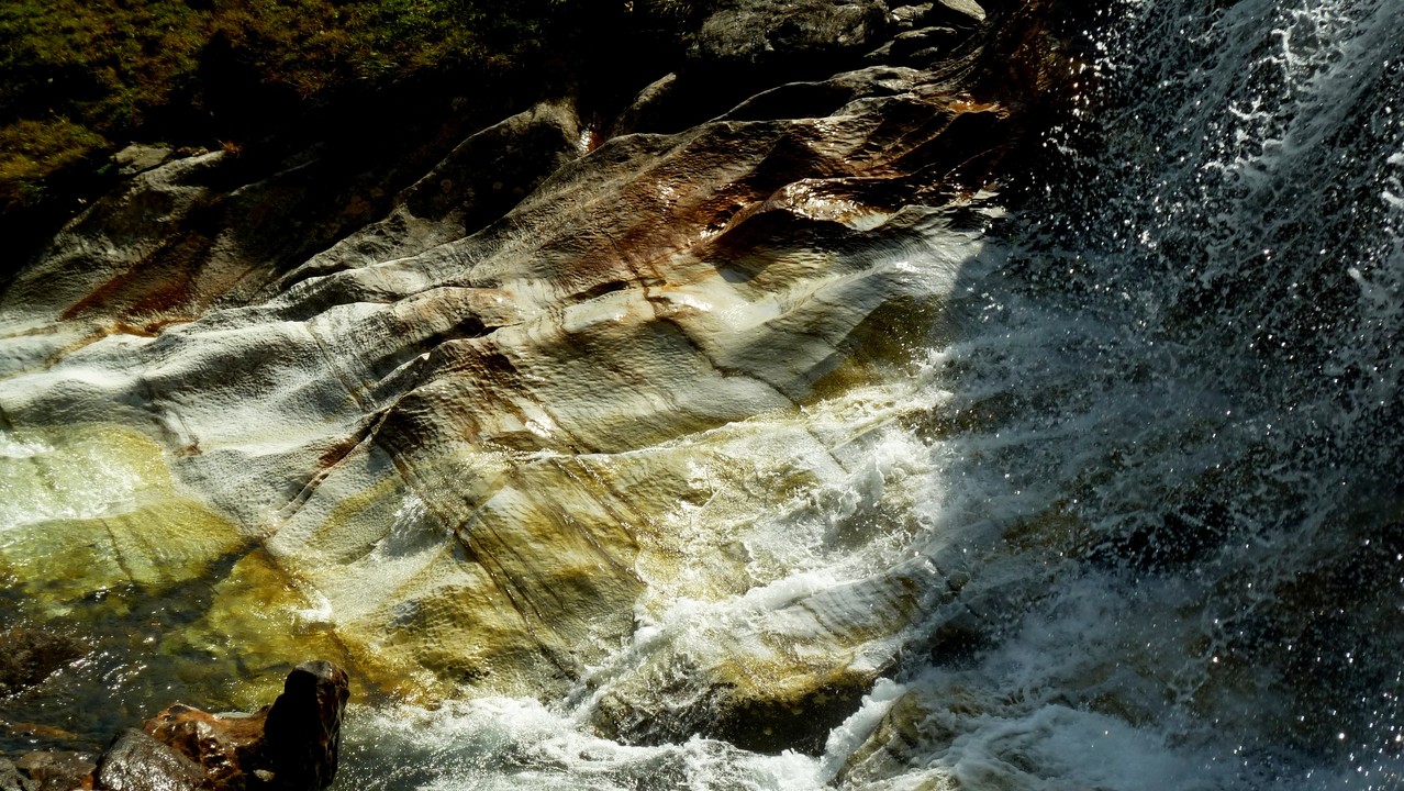 ganz wunderschön, die abgeschliffenen Felsen unterm Wasserfall