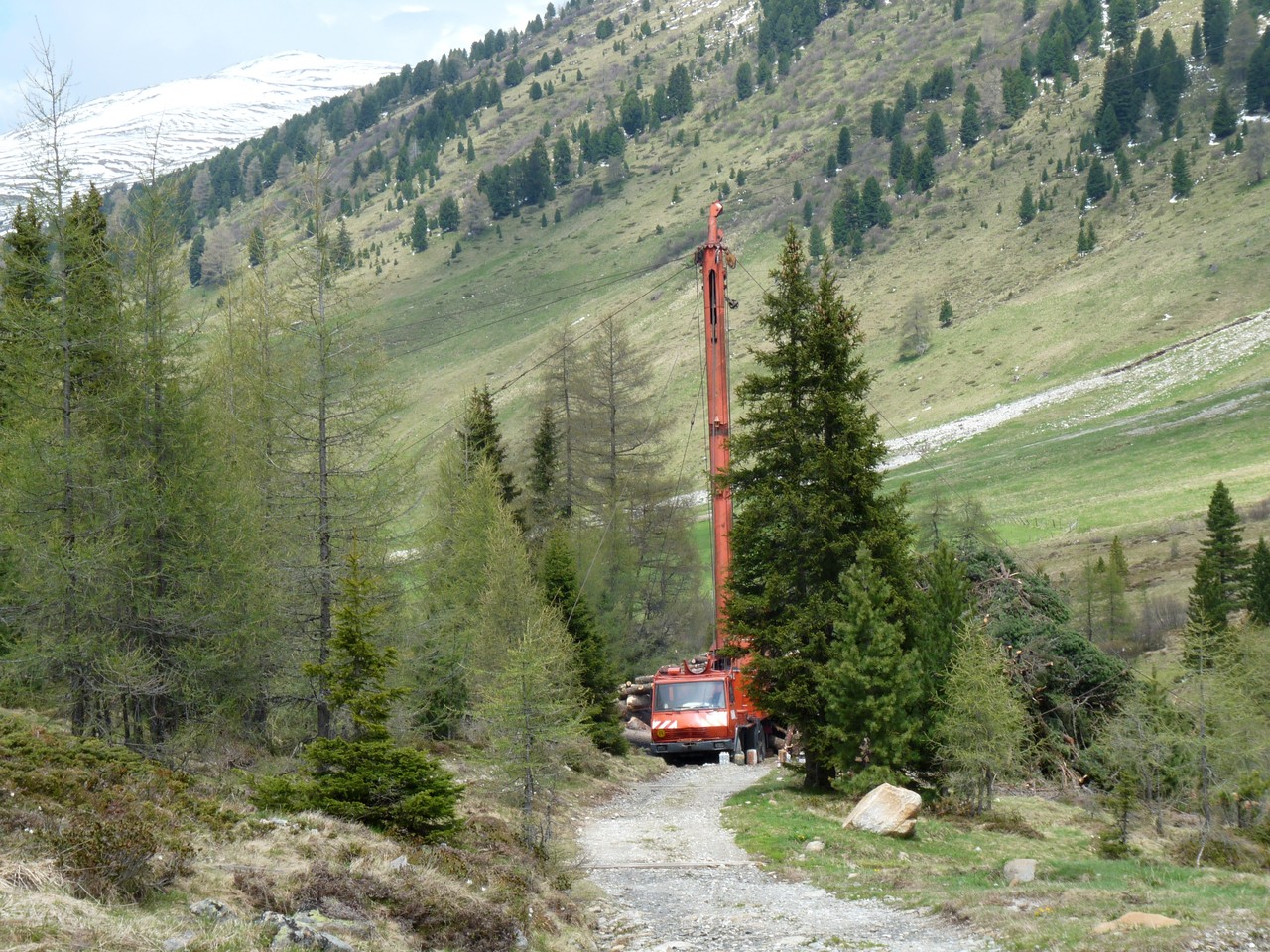 ohne HIndernisse? Diese gewaltige Holzmaschine steht mitten auf unserem Weg