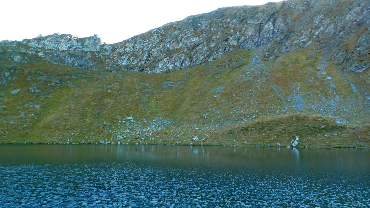 unser Weiterweg, hoch über dem See und über den Rücken